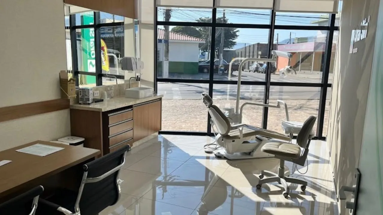 Consultório da Oral Sin Cabreúva com iluminação natural pela fachada de vidro