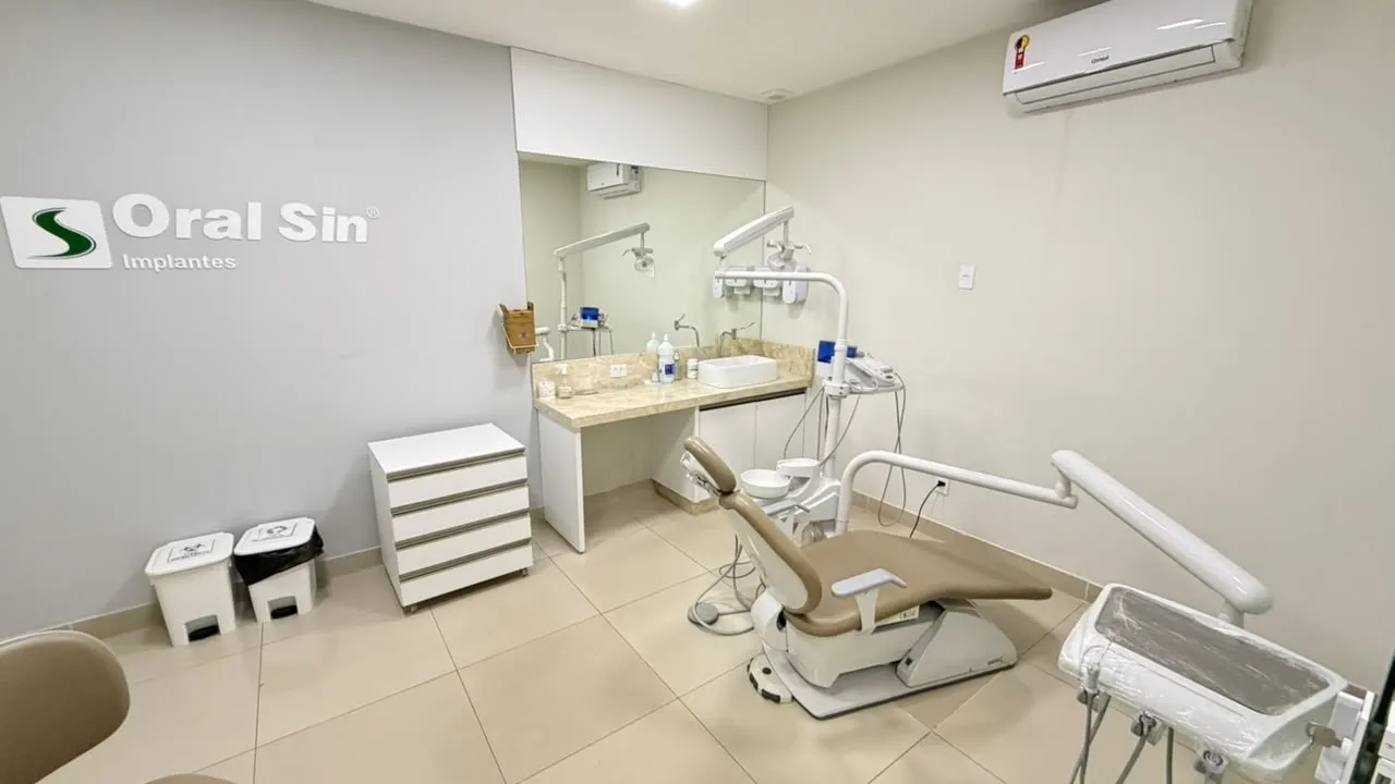 Consultório da Oral Sin Cabreúva com cadeira odontológica e bancada de apoio