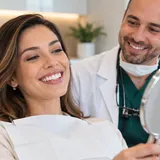 Paciente vendo o resultado do tratamento no espelho, ao lado do dentista