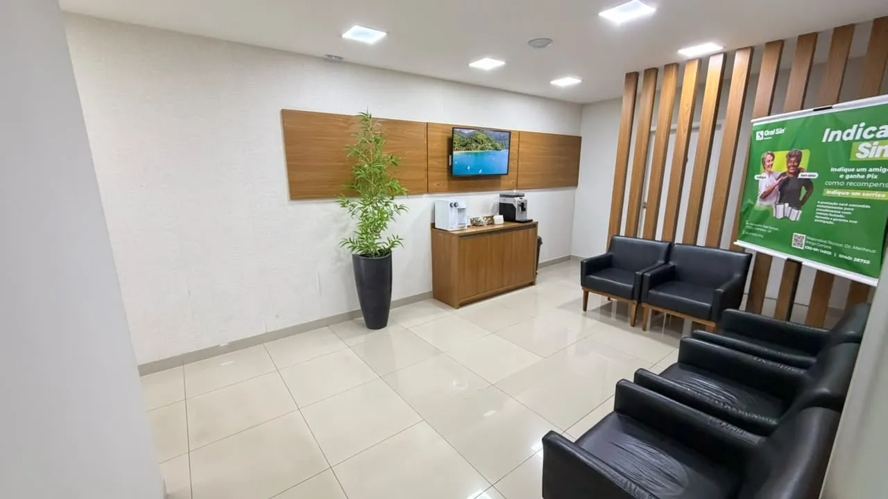 Sala de espera da Oral Sin Cabreúva, com poltronas, televisão e cafeteria